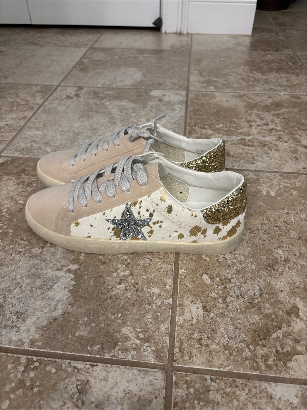 Mi.iM Beige, White & Gold Glitter Star Low-Top Sneakers